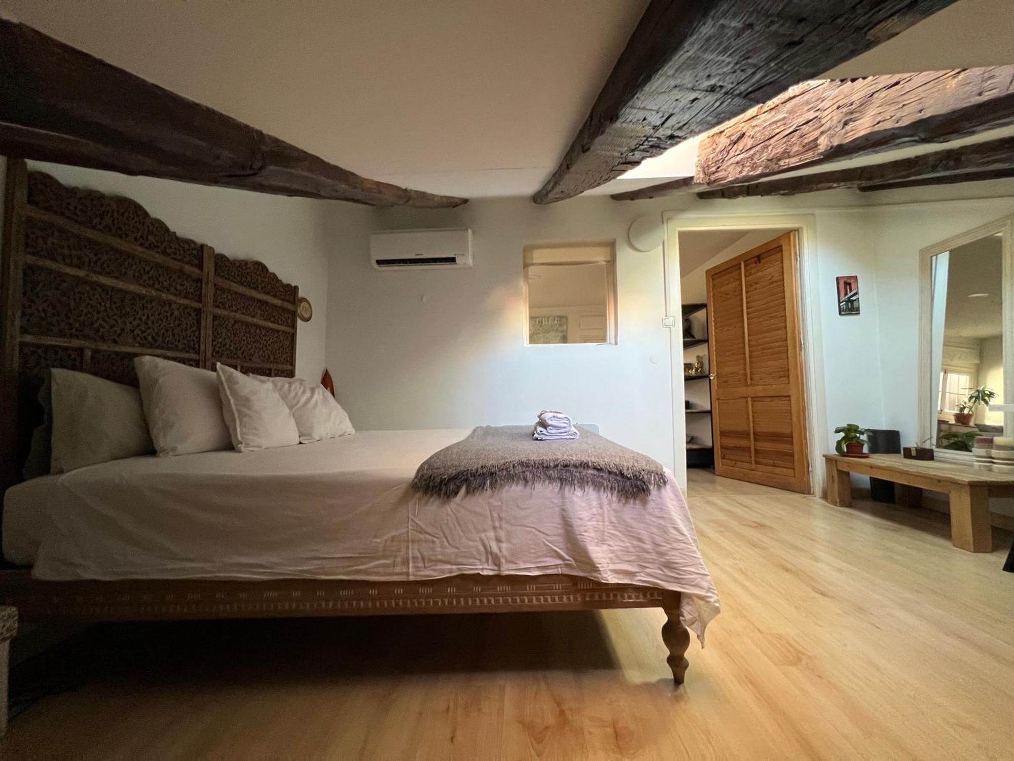 Apartment In Monumental Square Madrid Center — Photos 1